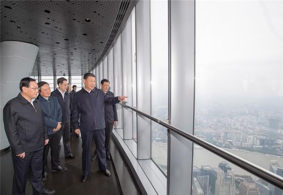 2018年11月6日至7日，中共中央总书记、国家主席、中央军委主席习近平在上海考察。这是6日上午，习近平在上海中心大厦119层观光厅俯瞰上海城市风貌。