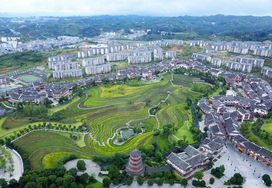 8月13日拍摄的贵州省毕节市大方县易地扶贫搬迁安置点奢香古镇景观(无人机照片) 王纯亮/摄