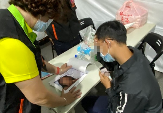 相关人员在辨认尸体(图源:台媒)