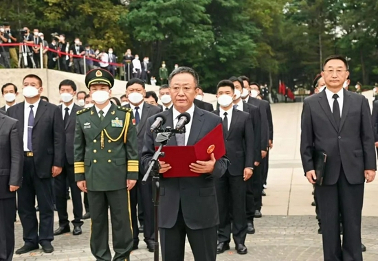 9月3日上午，退役军人事务部等组织的第八批在韩中国人民志愿军烈士遗骸安葬仪式在沈阳抗美援朝烈士陵园举行。 万重 摄