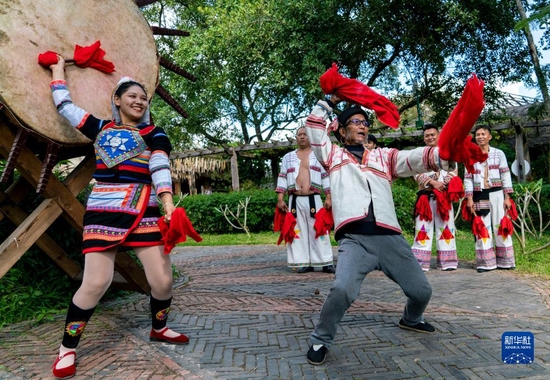 基诺大鼓舞传承人白腊先（前右）向基诺族年轻人传授大鼓舞技艺（12月11日摄）。新华社记者 陈欣波 摄