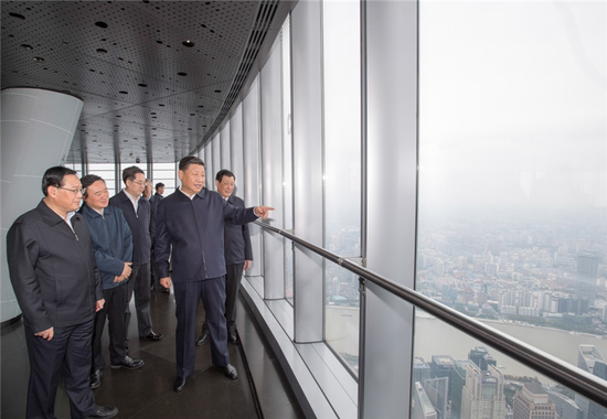 2018年11月6日至7日,习近平在上海考察。这是6日上午,习近平在上海中心大厦119层观光厅俯瞰上海城市风貌。新华社记者 李学仁 摄