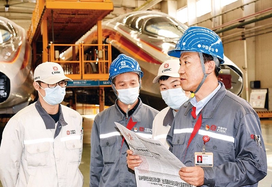 图为2022年11月2日，中车青岛四方机车车辆股份有限公司党员职工在认真学习党的二十大精神。　新华社记者 李紫恒/摄