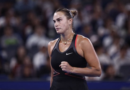 豪取10连胜且不失一盘！萨巴伦卡2-0横扫约维奇，晋级澳网4强