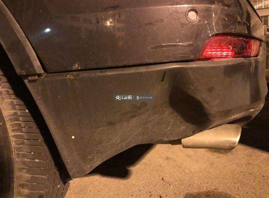 胡先生是第二天看到紙條才知道車子被撞了。