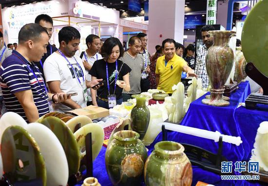 在广西南宁国际会展中心，消费者在第十五届中国—东盟博览会上选购商品（9月13日摄）。新华社记者 陆波岸 摄