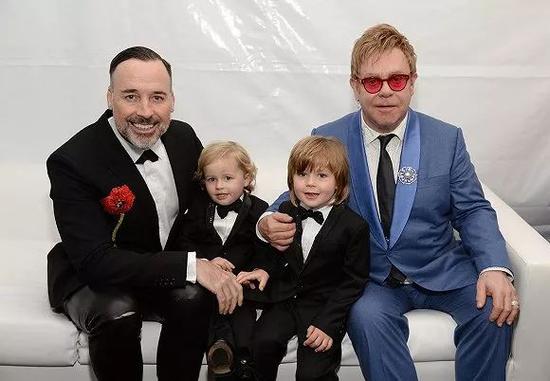 英国知名歌手Elton John（右一）曾因为品牌两位创始人就“试管婴儿”的相关负面言论，而抵制Dolce&amp；Gabbana