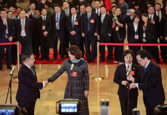两会照片:2019两会现场照片精选 周强张军与人握手打招呼 3月8日,北京人民大会堂,“代表通道”上,广西柳工集团有限公司董事长曾光安(左一)、格力电器董事长董明珠(左二)、北京房山区法院民二庭庭长厉莉(右二)接受采访。中国青年报·中青在线 中国青年网记者 李建泉/摄