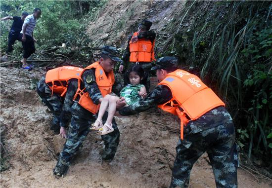 在江西省吉安市永新县高桥楼镇杉溪村，武警江西总队吉安支队官兵帮助村民转移至安全地带（6月8日摄）。新华社发