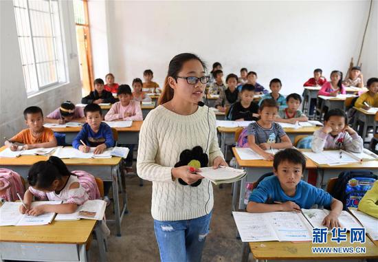 在广西都安瑶族自治县下坳镇隆麻小学，一名老师给学生上课（2018年11月6日摄）。新华社记者 陆波岸 摄