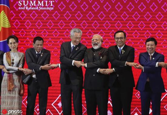  11月3日，印度总理莫迪与东盟领导人的合影 （图源：IC Photo）