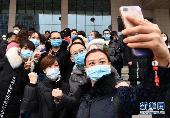  1月26日，河南省医疗队队员在出发前往武汉前自拍留影。新华社记者 李嘉南 摄