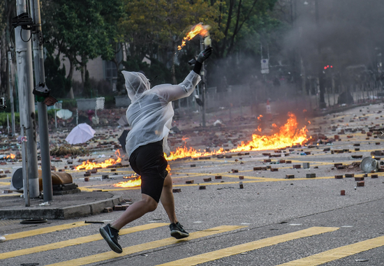 去年11月,一名年轻的黑衣人在香港理工大学外投掷汽油弹