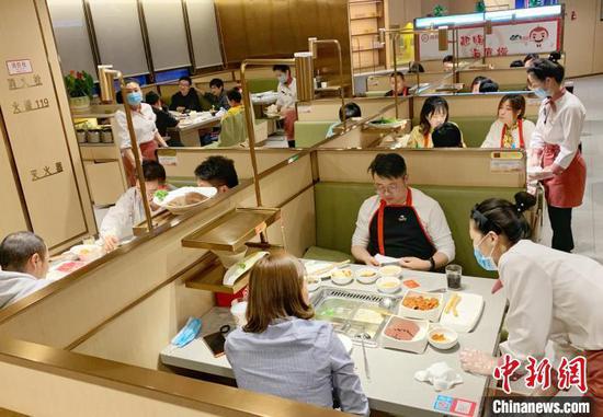 资料图:郑州某火锅店内就餐情景 王威 摄