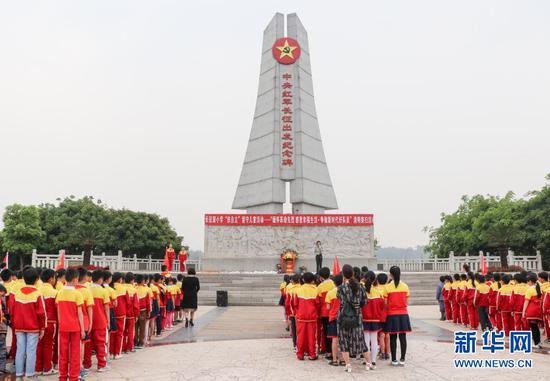 长征源小学师生在江西于都中央红军长征出发纪念碑前参加清明祭扫活动（2018年4月4日摄）。新华社发（长征源小学供图）