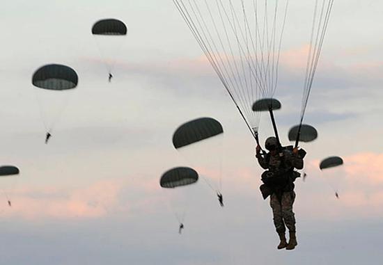 美国陆军第82空降师伞兵参加跳伞训练