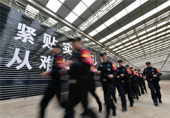 “漳州110”民警们在训练基地进行基础体能训练(1月7日摄)。“漳州110”是人民群众对福建省漳州市公安局巡特警支队直属大队的简称。自1990年8月成立以来,这个代号守护了当地百姓30余年。新华社记者 魏培全 摄