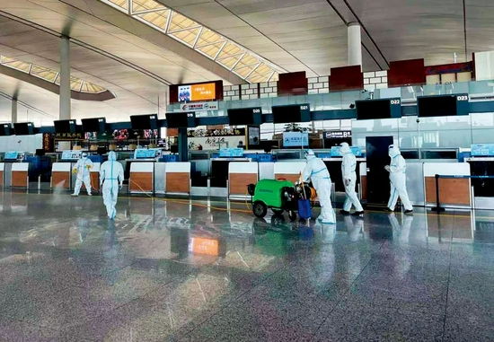 7月21日，工作人员在南京禄口机场T2航站楼内进行消杀。图/新华