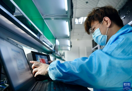 在京津中关村科技城，天津新松智能科技有限公司的员工在调试设备（2020年12月28日摄）。新华社记者 李然 摄