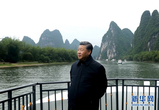 4月25日至27日，中共中央总书记、国家主席、中央军委主席习近平在广西考察。这是25日下午，习近平在桂林市阳朔县，乘船考察漓江阳朔段。 新华社记者 鞠鹏 摄