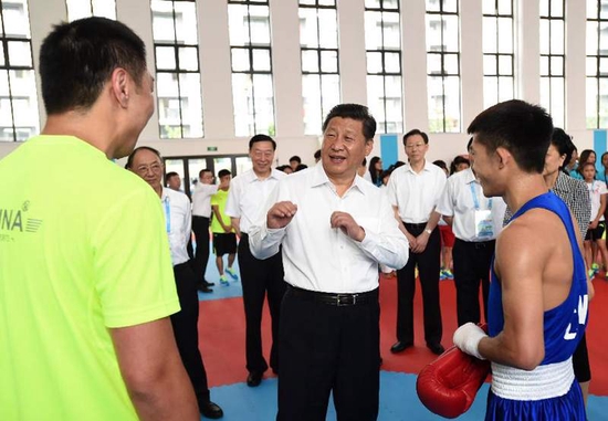 2014年8月15日,中共中央总书记、国家主席、中央军委主席习近平来到南京青奥会运动员村,亲切看望参加本届青奥会的中国体育代表团。新华社记者 马占成摄