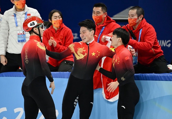 2022年2月7日，冠军中国选手任子威（前中）与队友武大靖（前左）、李文龙（前右）在北京2022年冬奥会短道速滑项目男子1000米决赛后庆祝。新华社记者 李一博 摄