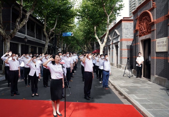 上海市新党员代表入党宣誓活动在中共一大会址前举行（2022年7月1日摄）。新华社记者 刘颖 摄