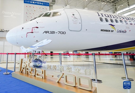 这是2022年12月18日拍摄的正式交付首家海外客户的国产喷气式支线客机ARJ21。新华社发