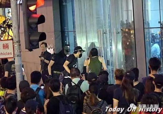 杨逸朗，绿背心、绿头盔，全副武装冲击香港警察总部