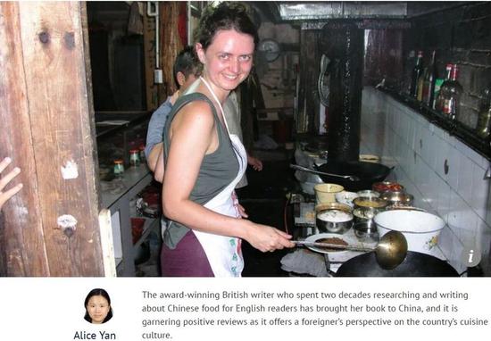 扶霞在湖南一家餐馆学习厨艺。图片来源：《南华早报》报道截图