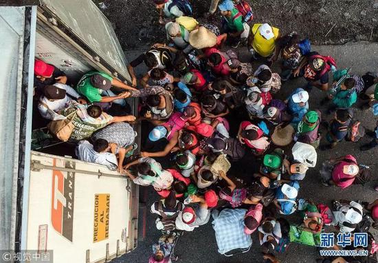 ▲当地时间2018年10月26日，墨西哥皮吉加潘镇，中美洲移民搭乘货车前往美墨边境。