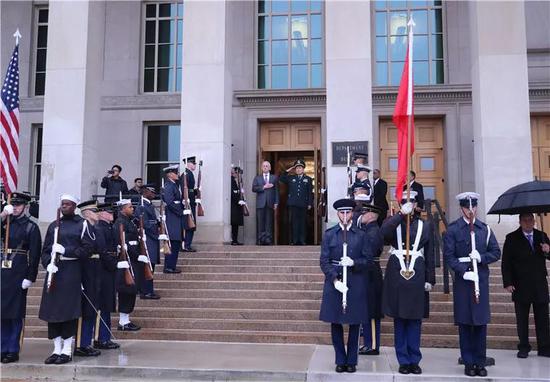 会谈前，美国国防部长马蒂斯为国务委员兼国防部长魏凤和举行欢迎仪式。李晓伟摄