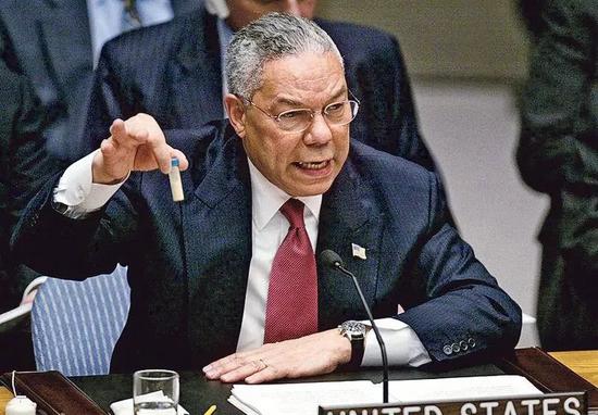 ▲资料图片：2003年2月，时任美国国务卿鲍威尔在联合国上阐述伊拉克藏有秘密研制化学武器。