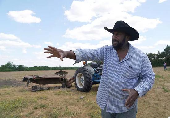 5月15日，在美国弗吉尼亚州的巴斯克维尔，豆农约翰·博伊德在自己的农场接受采访。新华社记者 刘杰 摄