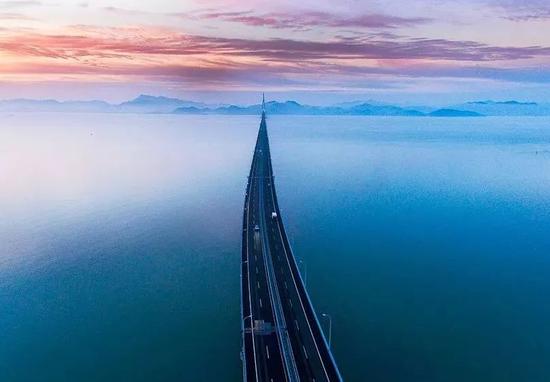  G15并行线上的浙江象山港大桥，摄影师@袁勇/星球研究所