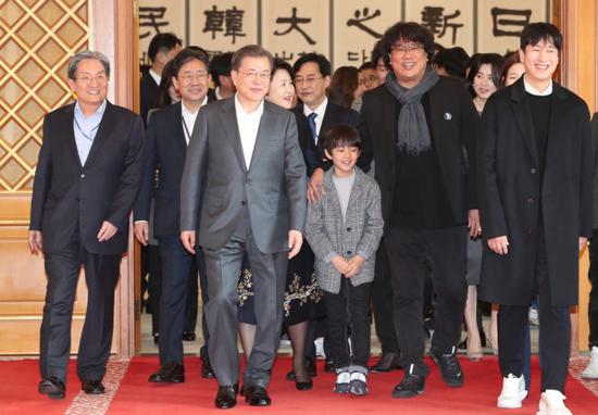 20日,文在寅与《寄生虫》主创人员现身青瓦台。(《韩民族》)