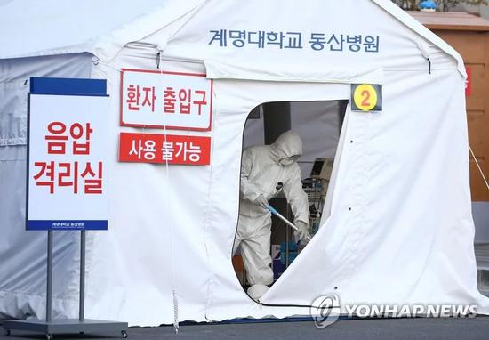 大邱启明大学东山医院竖立移动式负压病房。来源:韩联社