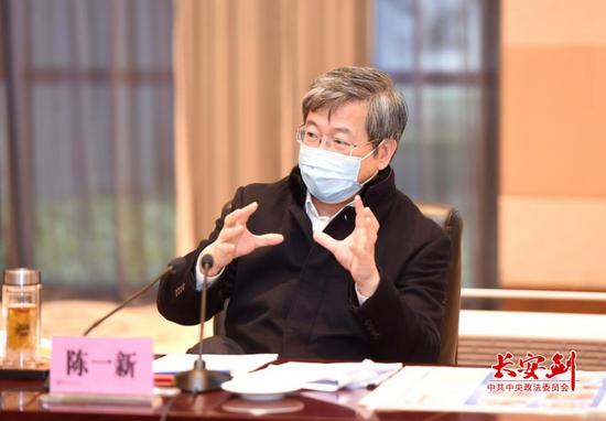 陈一新在座谈会上与校友楚商座谈。