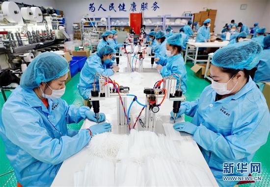 4月24日，工人在唐山市滦南县一家医用口罩企业的生产线上工作。新华社记者 杨世尧 摄
