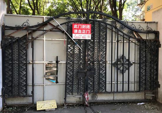 北京日报|居民挖洞取快递太尴尬，这些封着的门也该开了