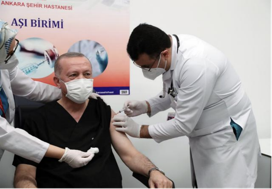  1月14日，土耳其总统埃尔多安（中）在安卡拉一家医院接种中国产新冠疫苗