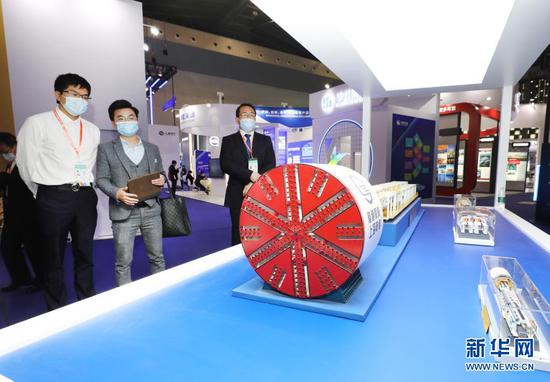 4月15日，第八届中国（上海）国际技术进出口交易会在上海世博展览馆开幕。这是参观者在一个盾构机模型展品前驻足观看。新华社记者 方喆 摄