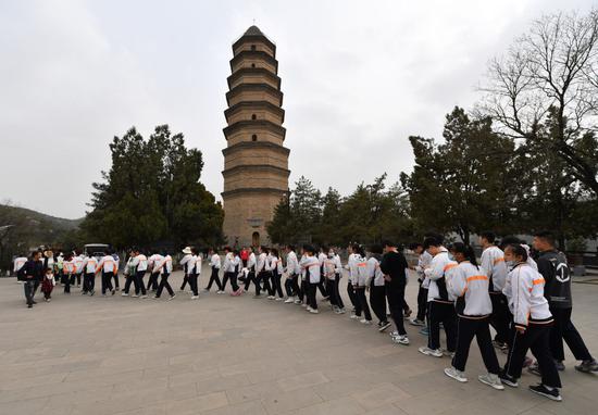 ↑2021年3月30日，参观者在陕西延安宝塔山参观。
