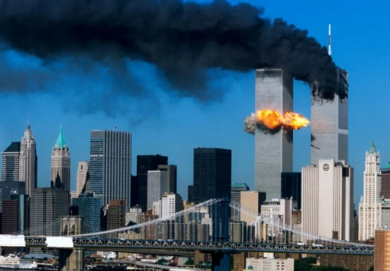 ·2001年9月11日,恐怖分子劫持两架飞机,袭击了美国纽约世贸中心大楼。