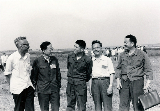1984年6月12日，歼8II飞机首飞成功，总设计师顾诵芬（右二）等在首飞现场。新华社发