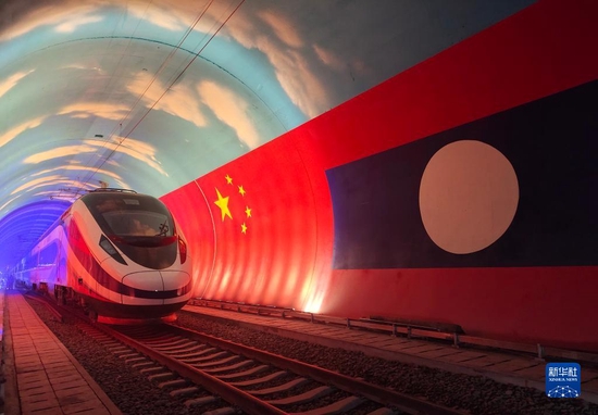 2021年10月15日，“澜沧号”动车组通过中老友谊隧道内的两国边界。2021年12月3日，中老铁路正式全线开通运营。新华社发（曹安宁 摄）