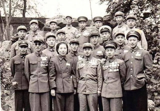 1954年9月，第一届全国人大第一次会议在京举行，军队组60人，其中有不少战斗英雄。会议期间，记者给战斗英雄们照了个集体像，丁志辉（前排左二）是唯一的女代表。