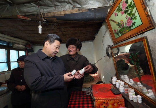 2012年12月30日，习近平总书记在河北阜平县骆驼湾村考察。