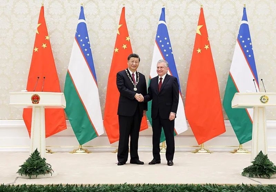 当地时间2022年9月15日，国家主席习近平在撒马尔罕国际会议中心接受乌兹别克斯坦总统米尔济约耶夫授予“最高友谊”勋章。新华社记者 丁海涛 摄