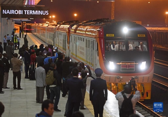 这是在肯尼亚首都内罗毕，首班从蒙巴萨发出的列车到达蒙内铁路内罗毕南站（2017年5月31日摄）。由中国企业承建的蒙内铁路当日建成通车。五年来蒙内铁路累计发送旅客778.5万人次，单日旅客最高发送量突破10000人。新华社记者 陈诚 摄